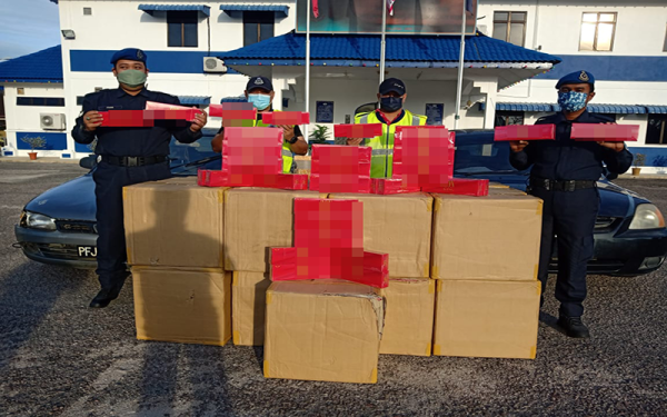 PPM Wilayah Tiga Rokok berjaya menemukan sebanyak 1,300 karton rokok putih seludup di dalam dua buah kereta yang ditinggalkan di tapak Masjid Kampung Belukar, Pengkalan Kubor, awal pagi Jumaat.