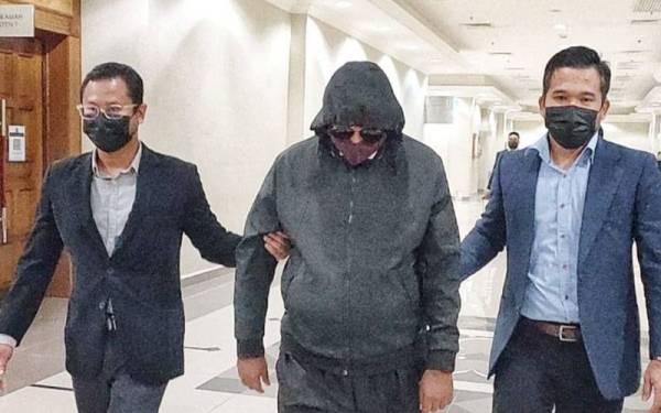 Mohamad Amin (tengah) dituduh di Mahkamah Sesyen Kuantan pada Jumaat selepas didapati bersalah atas enam pertuduhan meminta dan menerima suapan daripada seorang peniaga, tiga tahun lalu.