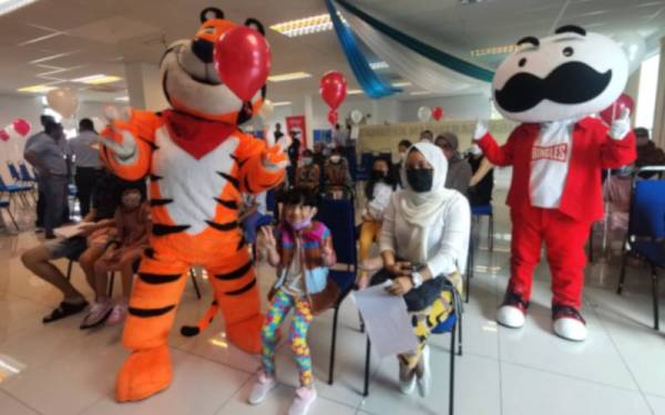 Nurul Izati dan anaknya, Anggun Dea Clemira teruja dengan kehadiran maskot Kellogg di Sehat Healthcare Center, Seremban pada Jumaat.