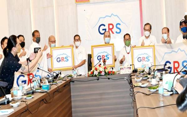 Hajiji menunjukkan logo GRS selepas mesyuarat pertama gabungan itu di Kota Kinabalu, pada Jumaat.