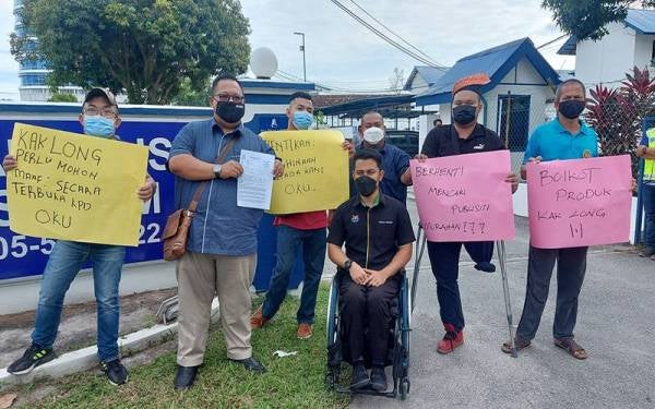 Persatuan Sahabat Orang Kurang Upaya (OKU) Perak yang mempunyai 150 ahli membuat laporan polis terhadap 'Kak Long 7E' di Balai Polis Sungai Senam, Ipoh pada Jumaat.