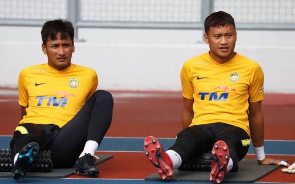 Mohd Farizal (kiri) ketika sesi latihan skuad kebangsaan di Stadium Nasional di Bukit Jalil.