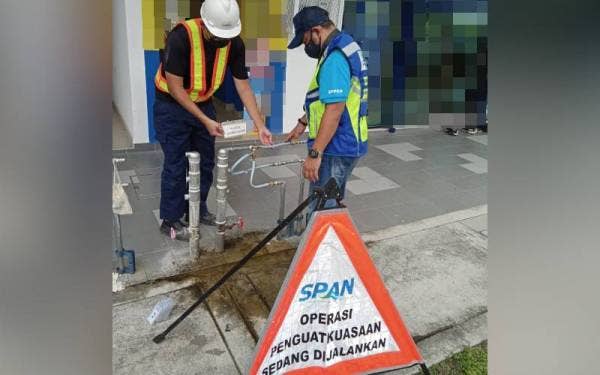 Penguat kuasa Sains dan Span melihat penyambuangan paip yang disyaki dilakukan secara haram oleh premis komersial di Seremban pada Khamis.