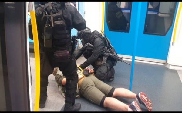 Salah seorang 'pengganas' yang berjaya ditumpaskan dalam eksesais di Stesen MRT Cochrane, Cheras di Kuala Lumpur.