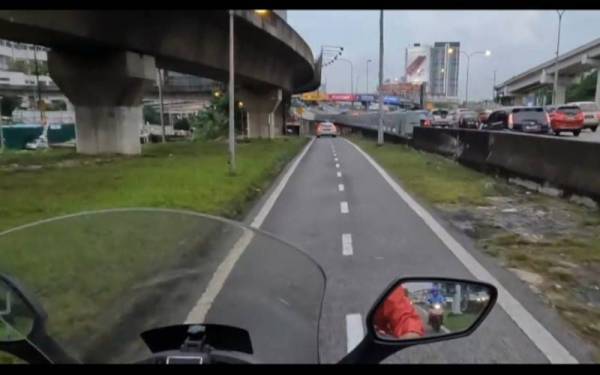 JSPT KL mengesan video yang dimuat naik seorang pengguna Facebook pada Jumaat mengenai sebuah kereta yang berada di laluan motosikal di Lebuh Raya Persekutuan berhampiran Wisma CIMB, Jalan Pantai Baharu, Kuala Lumpur.
