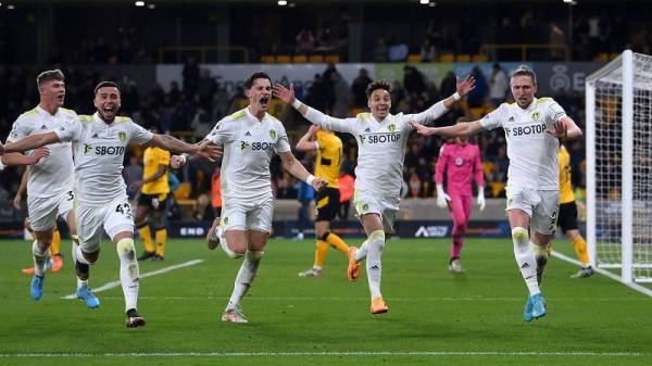 Ayling (kanan) meraikan jaringannya ketika membantu Leeds menumpaskan Wolves di Molineux awal pagi Sabtu.