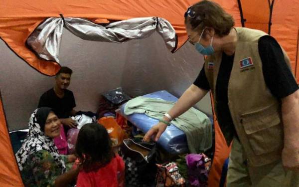 Christina melawat mangsa kebakaran yang ditempatkan di PPS di Tawau.