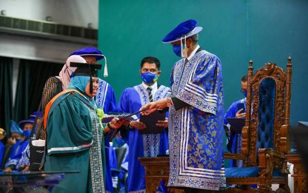 Juliza menerima ijazah yang disampaikan Tan Sri Dr Abi Musa Asaari dalam Majlis Konvokesyen UMP Kali Ke-15 di Dewan Jubli Perak Sultan Haji Ahmad Shah bagi sesi ketiga pada Jumaat.