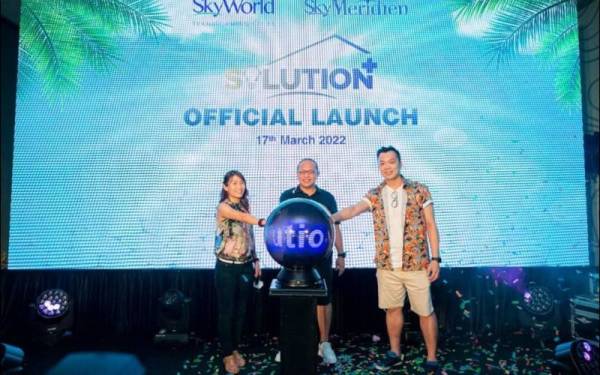 Dari kiri: Ketua Advokasi Pelanggan, Christy Yeap; Chee Seng dan Ketua Komunikasi Jenama, Leonard Tan ketika pelancaran SkyMeridien Residences dan Solution pada Khamis.