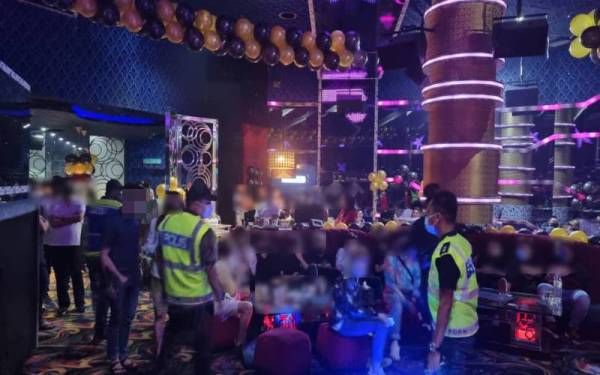 146 individu dikompaun dalam serbuan di sebuah pusat hiburan di Cheras, Kuala Lumpur pada Jumaat.