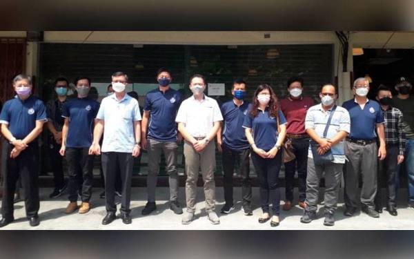 Novan (tengah) bersama-sama ahli Persatuan Pengusaha Lori Johor pada sidang akhbar di Bakar Batu, Johor Bahru pada Sabtu.