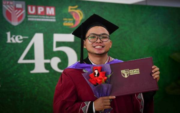 Dr Abdul Aziz Abdul ceria selepas Istiadat Konvokesyen UPM ke-45 di UPM pada Sabtu. - Foto Bernama