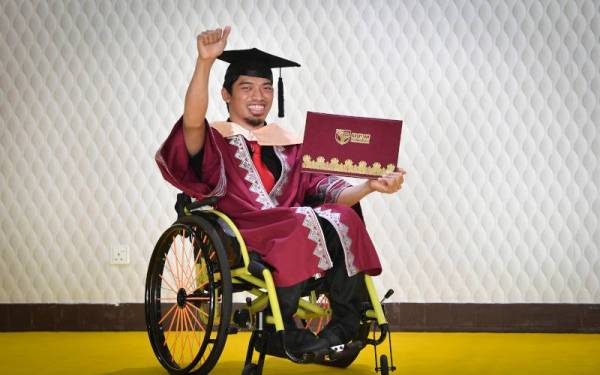 Hussain berjaya menamatkan pengajiannya dalam Master Bahasa Melayu. - Foto Bernama