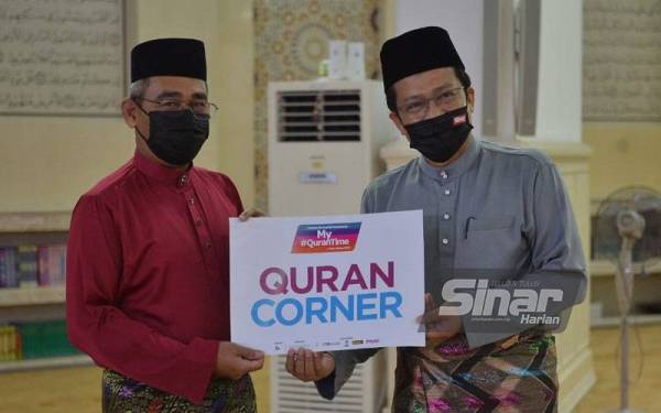 Ahli Lembaga Pemegang Amanah WUIF, Ahmad Yani Abd Manaf (kanan) menyampaikan plakad Quran Corner sebagai simbolik penyerahan set Wakaf al-Quran untuk ummah kepada pihak Jabatan Penjara yang diwakili oleh Timbalan Komisioner Jeneral Penjara (Pemasyarakatan), Datuk Ibrisam Abdul Rahman.