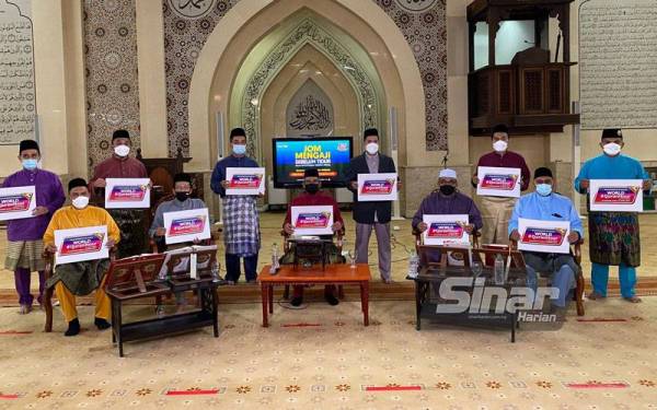 Peserta dari Jabatan Penjara, wakil WUIF dan orang awam yang menyertai 'Jom Mengaji Sebelum Tidur' di Masjid Jabatan Penjara Malaysia Kajang pada Jumaat. FOTO: ASRIL ASWANDI SHUKOR