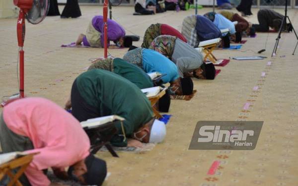 Peserta bersujud selepas bacaan ayat 15 dalam surah Al-Sajdah.