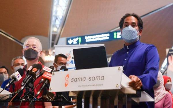 Khairy bersama Ka Siong (kiri) ketika ditemui pada sidang media selepas melakukan tinjauan di Balai Ketibaan Lapangan Terbang Antarabangsa Kuala Lumpur pada Sabtu. - Foto Bernama