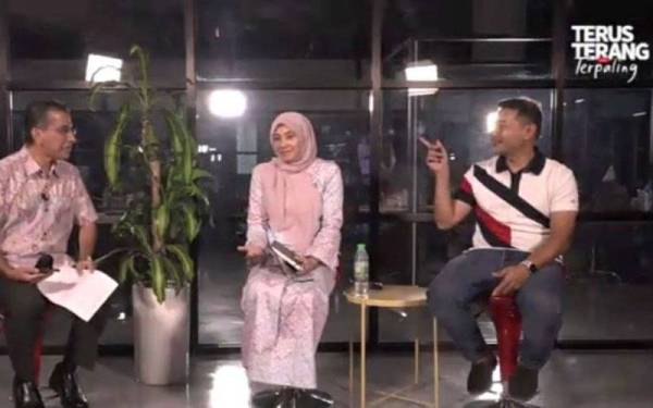 Dari kiri: Syed Ibrahim, Nurul Izzah dan Rafizi dalam sesi sesi ‘Terus Terang Edisi Terpaling’ menerusi Facebook pada Sabtu.