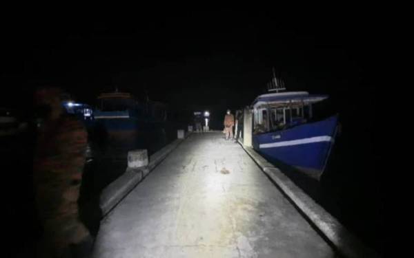 Pasukan bomba tiba di Jeti Ko Nelayan, selepas menerima maklumat kehilangan seorang lelaki yang disyaki jatuh ke laut.