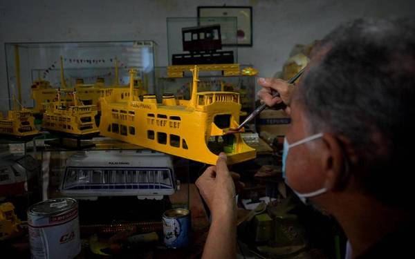 Omar mengambil masa kira-kira dua minggu untuk menyiapkan replika feri yang dihasil menggunakan papan lapis dan kayu. - Foto Bernama