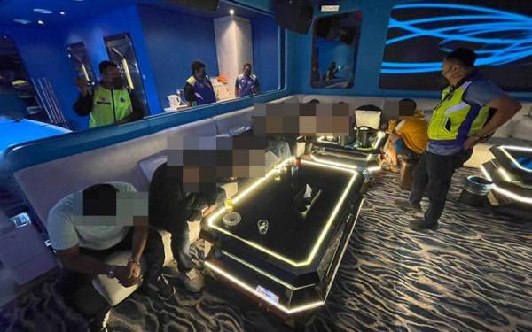 Polis menyerbu dua buah pusat hiburan di ibu kota, kira-kira jam 12.30 tengah malam, pada Ahad.