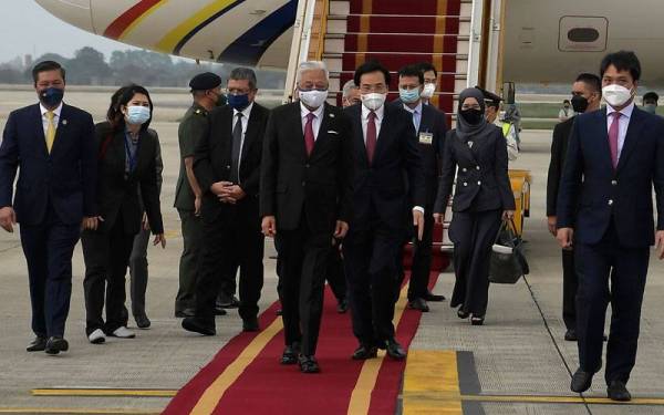 Ismail Sabri disambut Tran Van Son selaku menteri pengiring ketika tiba di Lapangan Terbang Antarabangsa Noibai Hanoi, Vietnam pada Ahad. - Foto: Bernama