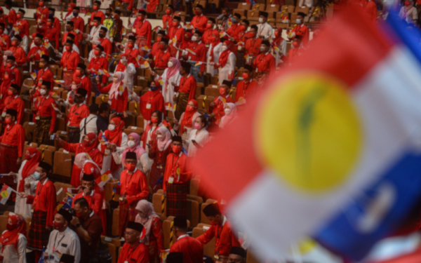 Suasana di dalam Dewan Merdeka ketika nyanyian lagu UMNO pada Perhimpunan Agung UMNO (PAU) 2021 di Pusat Dagangan Dunia Kuala Lumpur. - Foto Bernama