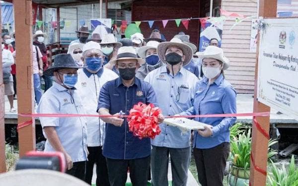 Ronald (tengah) ketika merasmikan titian nelayan di Kampung Keniogan, Beluran, Sabah pada Ahad.