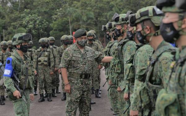 Muhammad Hafizuddeain sedang memeriksa perbarisan ketika pembukaan Eksesais Semangat Bersatu Siri 26/2022 antara Tentera Darat Malaysia (TDM) dan Tentera Darat Singapura (TDS) di Padang Kawad Batalion Keenam Rejimen Renjer Diraja (6 RRD), Kem Ulu Tiram, Pusat Latihan Tempur Tentera Darat (Pulada) Johor Bahru pada Ahad.