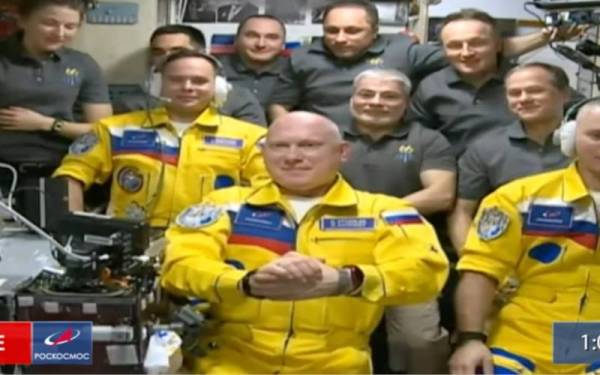 Sut penerbangan kru baharu itu adalah warna lambang Bauman Moscow State Technical University yang pernah menjadi institusi pengajian trio tersebut. - Foto Agensi