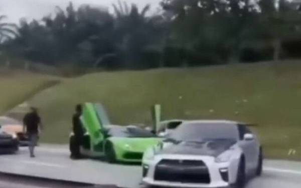 Video tular memaparkan kumpulan konvoi kereta mewah yang berhenti di Kilometer 34, Lebuhraya Utara-Selatan arah Selatan berhampiran susur keluar Sedenak.