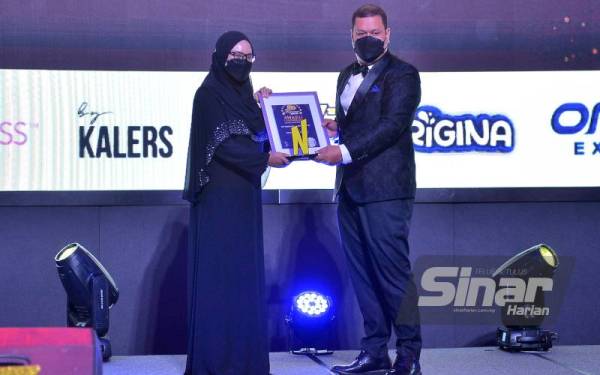 Pengarah Urusan Nims Adeliciouz, Faiz Hussamuddin (kanan) menyampaikan Silver Award kepada Nurul Farahin Adnan. - Foto Sinar Harian ASRIL ASWANDI SHUKOR
