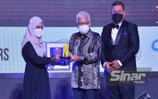 Hussamuddin (tengah) menyampaikan Silver Award kepada Nur Shafiqah Hishan. - Foto Sinar Harian ASRIL ASWANDI SHUKOR