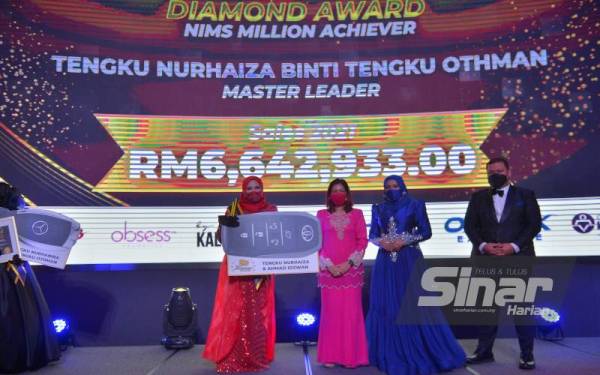 Penerima Diamond Award, Tengku Norhaiza Tengku Othman (kiri) disampaikan oleh Suriani. - Foto Sinar Harian ASRIL ASWANDI SHUKOR