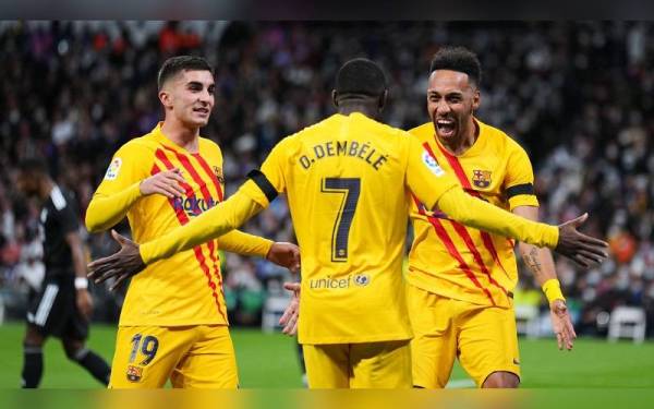 Aubameyang (kanan) meraikan jaringannya ketika membantu Barcelona menewaskan Real Madrid di Santiago Bernabeu awal pagi Isnin.