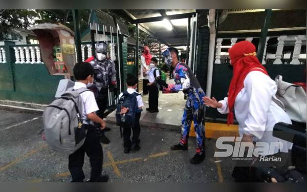 Optimus Prime dan Thor menyambut murid datang ke sekolah