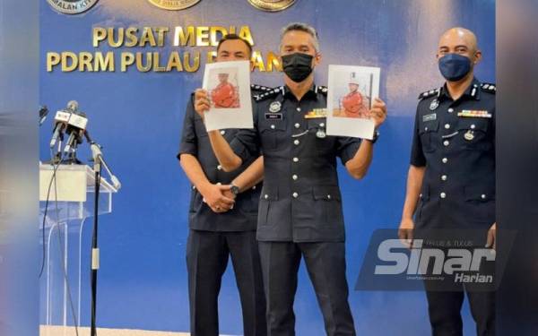 Mohd Shuhaily (tengah) menunjukkan gambar asli dan yang telah disunting suspek sebelum menghantar kepada mangsa.