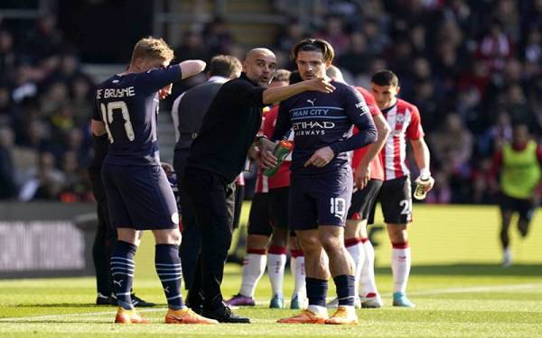 Guardiola berkata sesuatu kepada pemain City, Jack Grealish pada aksi suku akhir Piala FA di St Mary pada Isnin. - Foto Sport Illustrated
