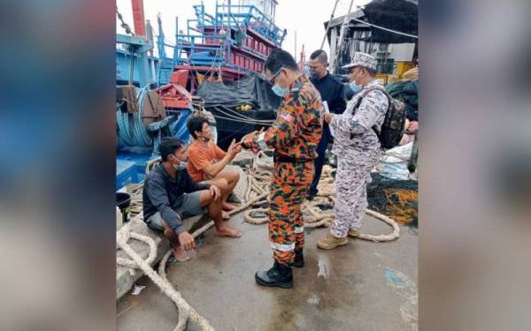 Dua nelayan yang berjaya diselamatkan namun seorang lagi masih belum ditemui dalam kejadian di Pulau Kendi.
