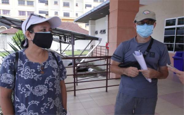 Lau Kok Thung (kanan) hadir ke Jabatan Forensik HRPB untuk urusan pengebumian.