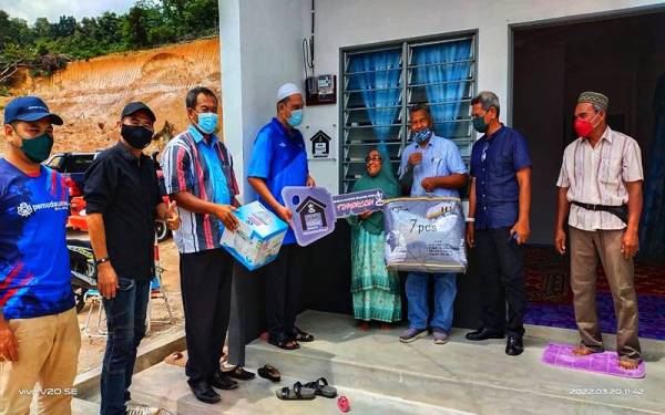 Hasmah (empat dari kanan) menerima replika kunci rumah yang disampaikan oleh Syed Ibrahim pada Ahad.