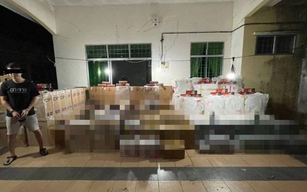 Suspek bersama rokok dan arak tidak bercukai yang dirampas di lokasi pertama.