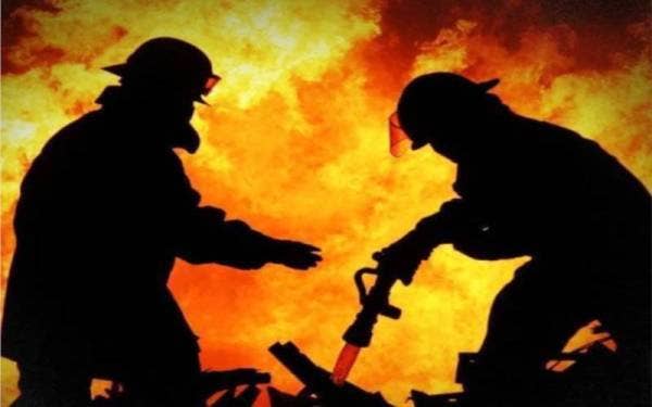 Seramai 25 anggota bomba dihantar ke lokasi kebakaran sebaik menerima panggilan kecemasan. - Gambar hiasan