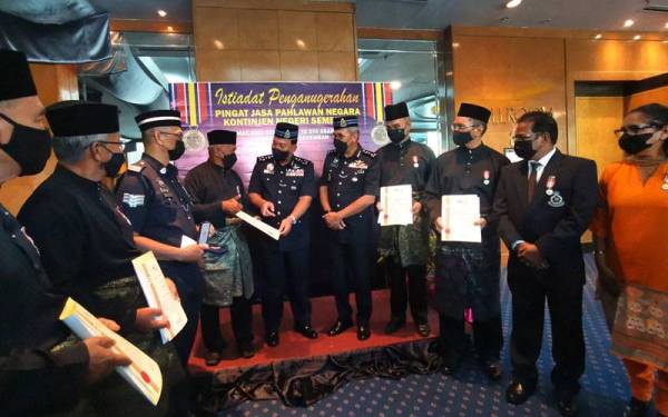 Zaini (lima dari kiri) dan Mohamad (lima dari kanan) beramah mesra dengan penerima PJPN.