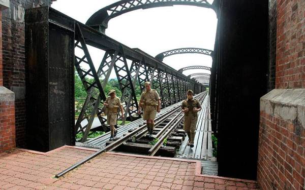 Pengerusi Persatuan Sejarah Malaya (MHG) Shaharom Ahmad (tengah) dan Setiausaha Persatuan Warisan Perak Nor Hisham Zulkiflee (kiri) berdiri di atas tapak peninggalan sejarah Jambatan Victoria di Enggor Karai hari ini.
