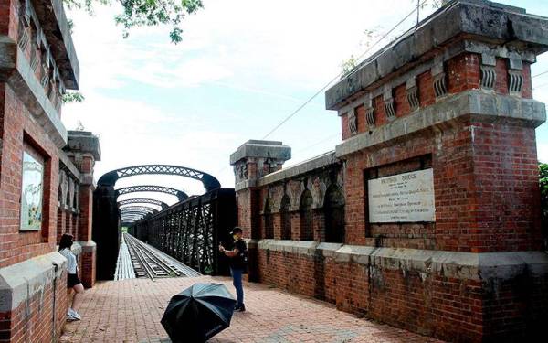 Pengunjung sedang merakamkan gambar dengan keindahan Jambatan Victoria yang merupakan salah satu tarikan pelancong yang terletak di Enggor Kuala Kangsar hari ini.