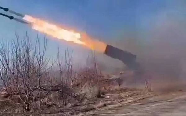 Sistem senjata TOS-1a digunakan tentera Rusia dalam Perang Ukraine baru-baru ini. - Foto Agensi