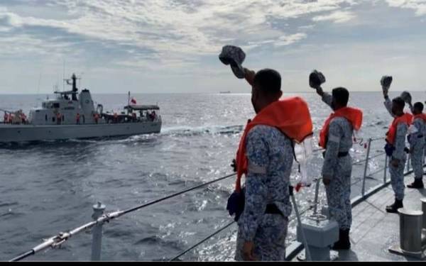 Lambaian persahabatan warga KD Jerai kepada KRI SILEA di perairan Selat Melaka.