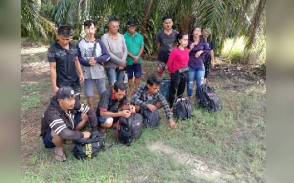 Sebahagian PATI yang ditahan polis berhampiran Jeti Nelayan Assam Jawa pada Isnin.