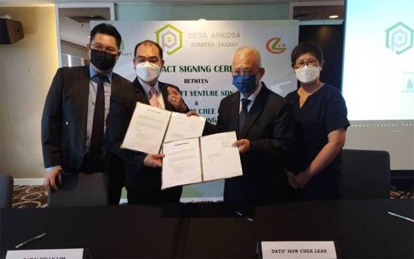 Pertukaran dokumen perjanjian yang ditandatangani antara Mastercraft diwakili Datuk Willy Lim (dua dari kiri) dan Alex Wong (kiri) dengan Datuk How Chee Lean (dua dari kanan) serta Datin Tan Hong Lan mewalili Chee Lean pada majlis menandatangani perjanjian kerjasama pembangunan Desa Arkosa pada Isnin.